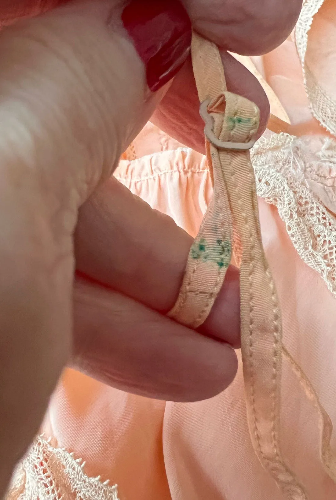40s Vintage Full Slip Lace Trim Women's Medium Peach Rayon VFG
