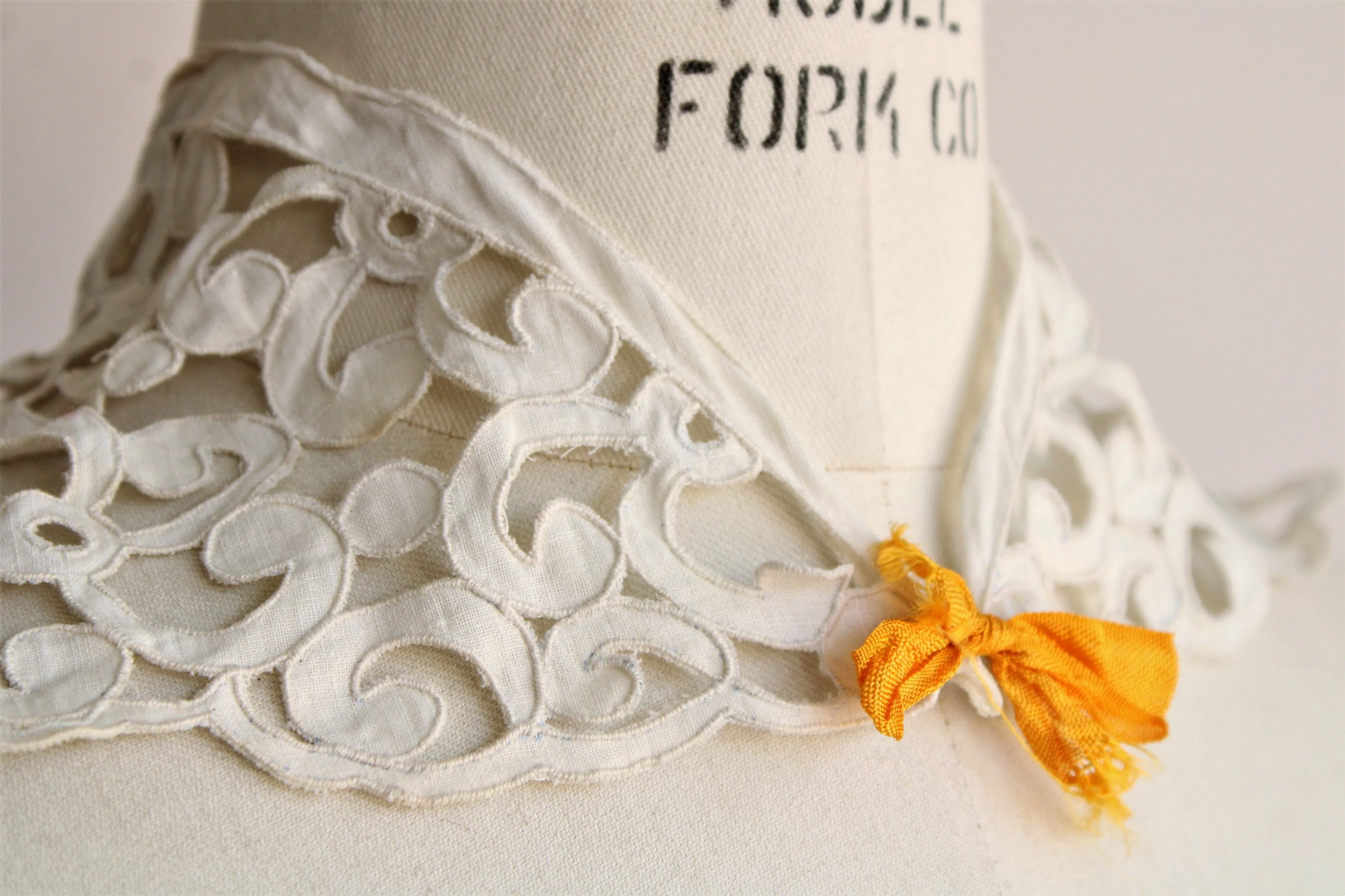 Vintage 1940s Cutwork Lace Detachable Collar