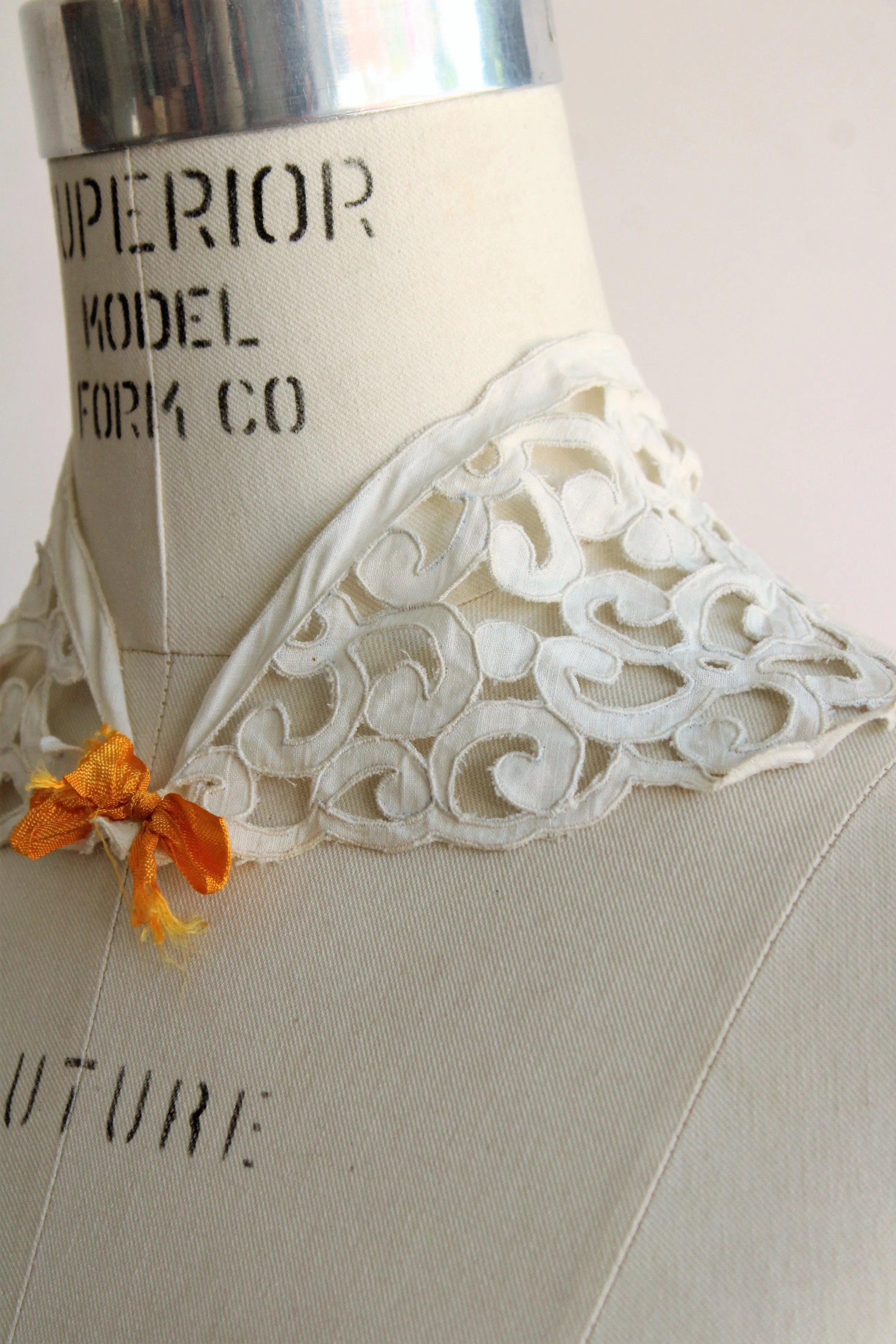 Vintage 1940s Cutwork Lace Detachable Collar