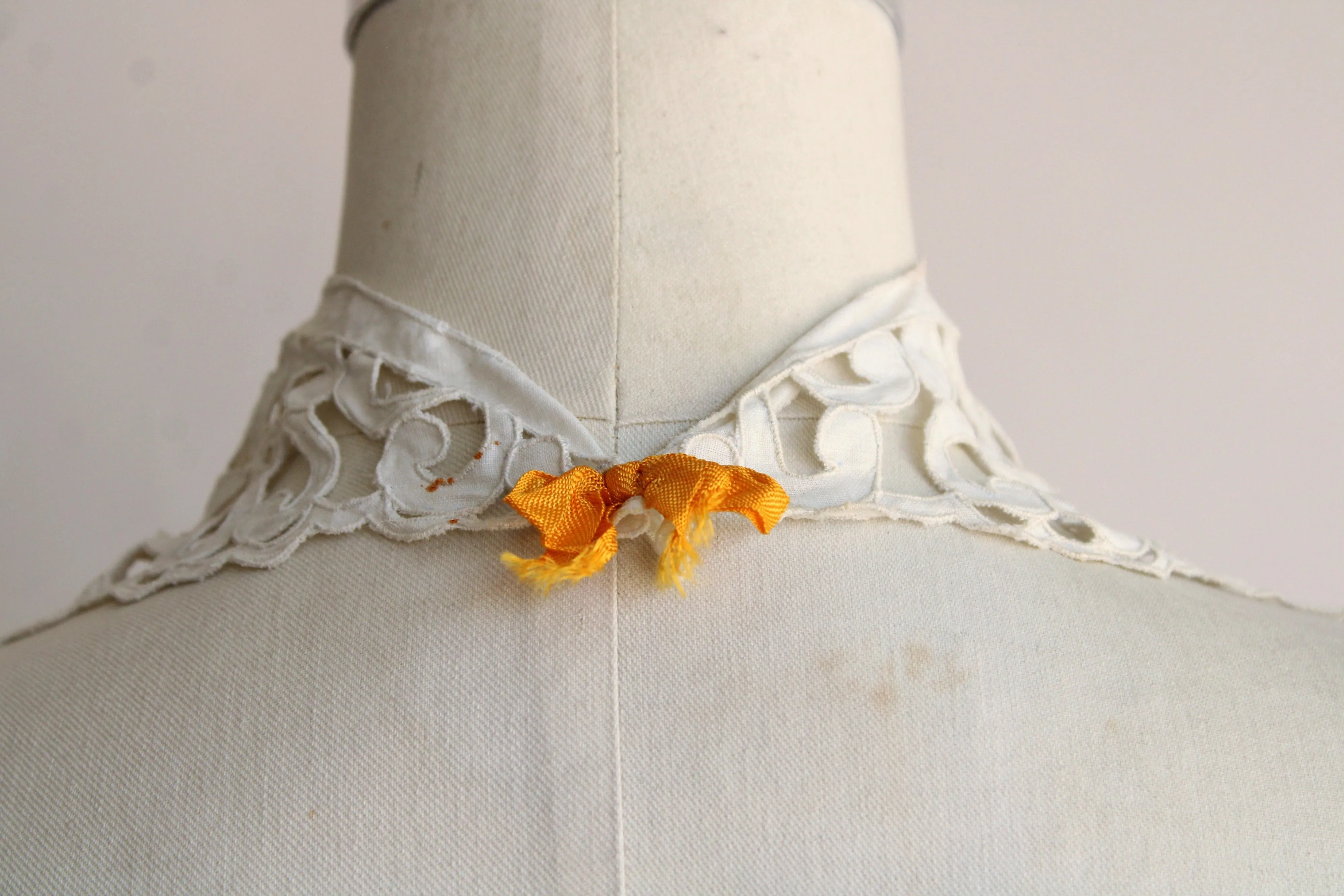 Vintage 1940s Cutwork Lace Detachable Collar