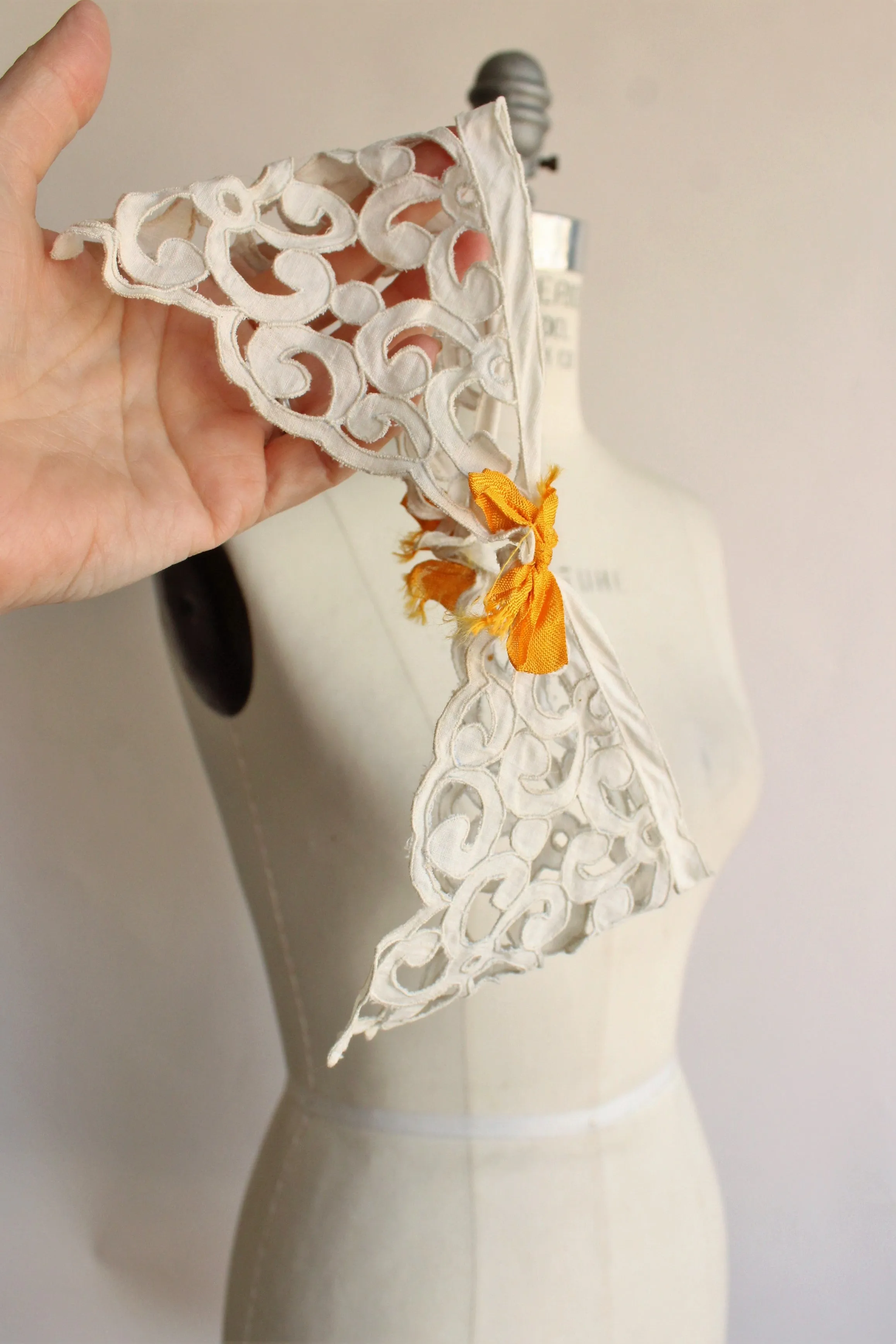 Vintage 1940s Cutwork Lace Detachable Collar